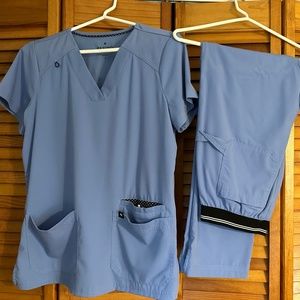 Womens Beyond Scrubs Happiness Collection Scrub Set NEW!!